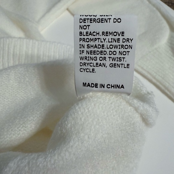 NWOT Women’s Winter Solid White Size Medium Long Sleeve Drop Shoulders Sweater - Picture 4 of 14